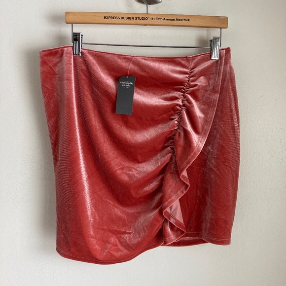 New Abercrombie and Fitch women’s velvet miniskirt - Picture 1 of 6
